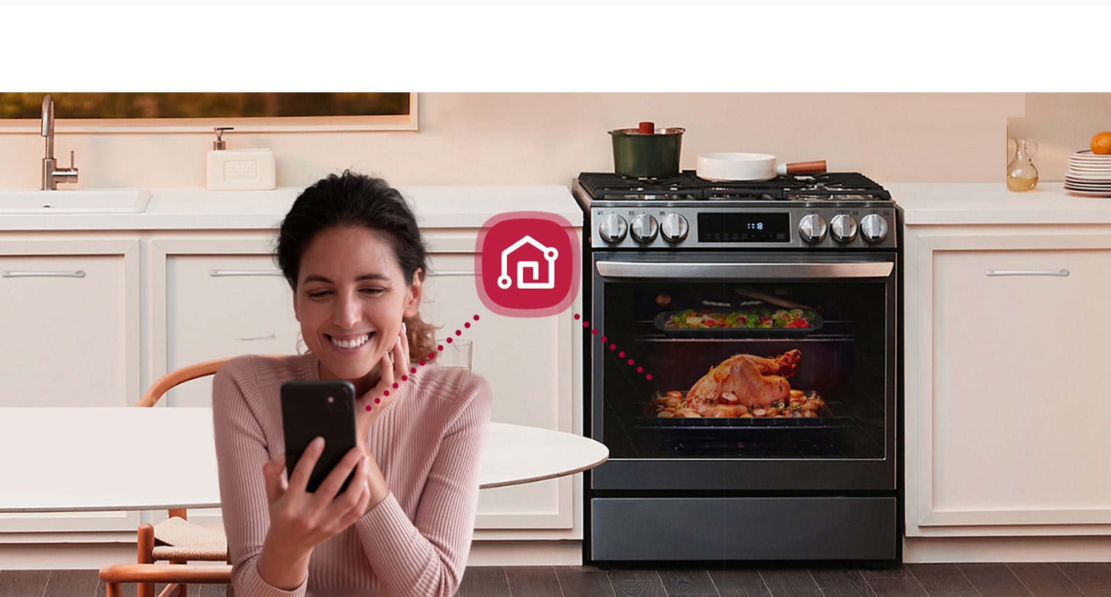 El producto ubicado en la sala de estar se controla de manera remota con el teléfono inteligente