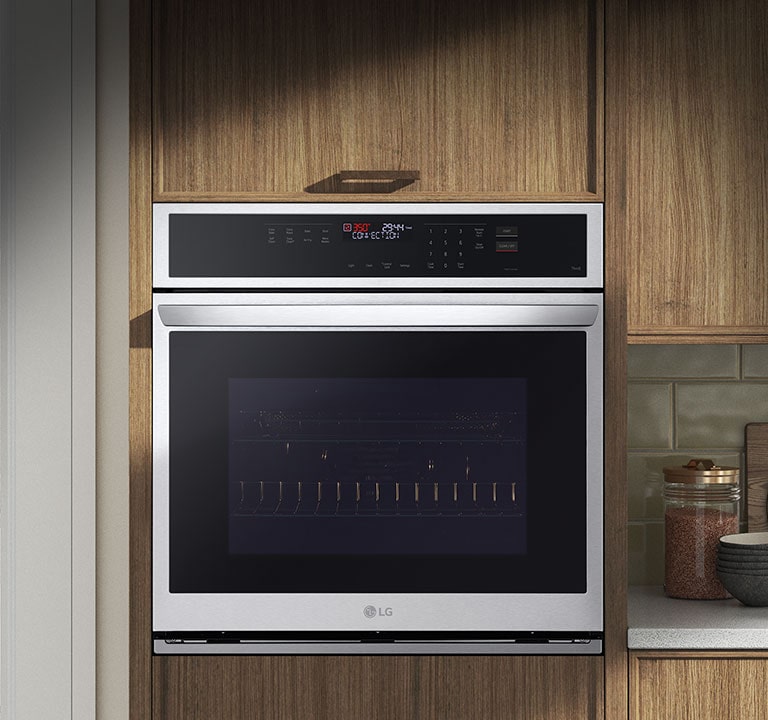 Una imágen con un horno instalado en la pared.