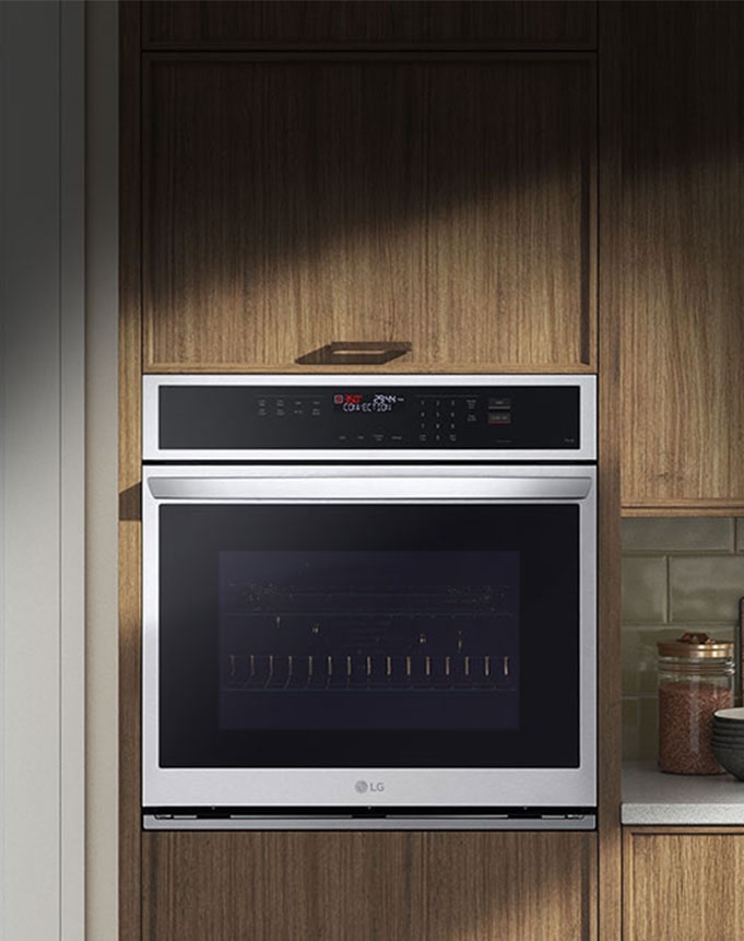 Una imágen con un horno instalado en la pared.