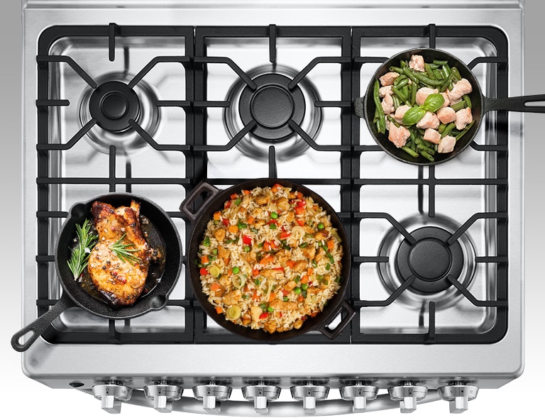 Se están cocinando varios platos al mismo tiempo en los 6 quemadores.