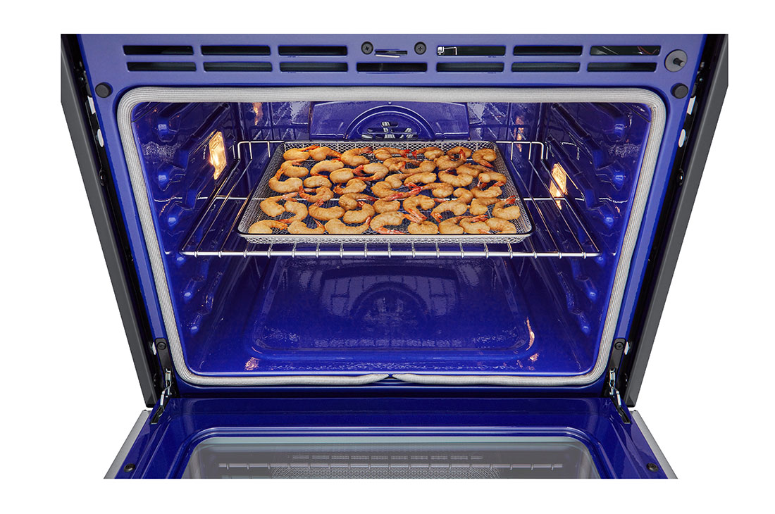 LG Horno Empotrable Eléctrico LG Studio  4.7p³ Convección y Freidora de Aire Smart ThinQ™, Perspectiva superior abierta_comida, WSEP4723F, thumbnail 7