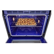 LG Horno Empotrable Eléctrico LG Studio  4.7p³ Convección y Freidora de Aire Smart ThinQ™, Perspectiva superior abierta_comida, WSEP4723F, thumbnail 7