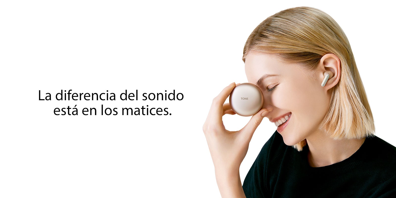 Entre las oraciones, Sonido limpio a cada momento, una mujer trae TONE Free a su frente y sonríe como si hubiera sido refrescado.