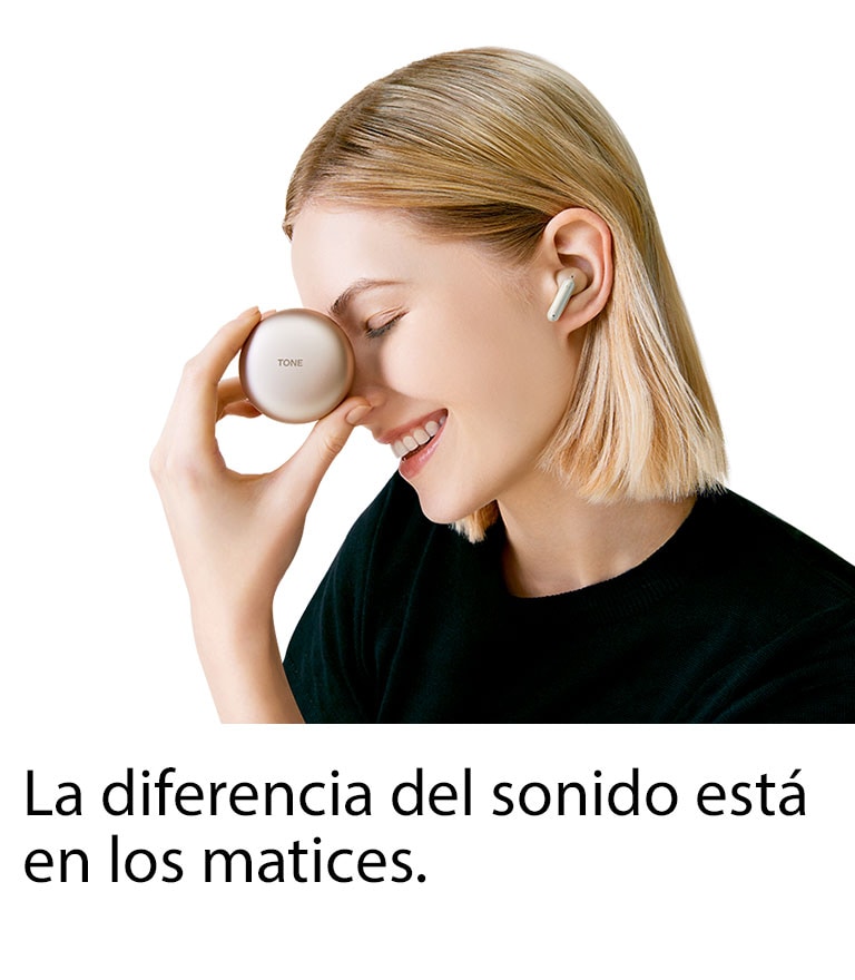 Entre las oraciones, Sonido limpio a cada momento, una mujer trae TONE Free a su frente y sonríe como si hubiera sido refrescado.