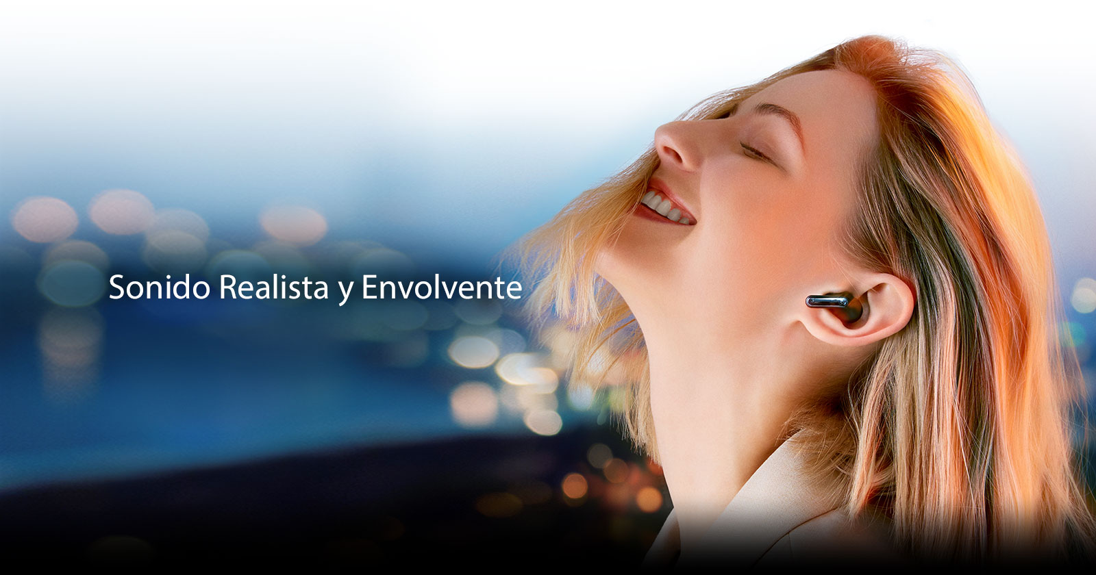 Detrás de la frase Sonido Realista y Envolvente una mujer que lleva TONE Free en el contexto de la vista nocturna de la ciudad está inmersa en la música.