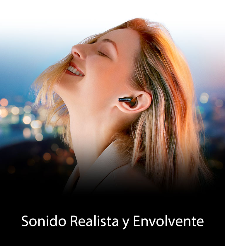 Detrás de la frase Sonido Realista y Envolvente una mujer que lleva TONE Free en el contexto de la vista nocturna de la ciudad está inmersa en la música.