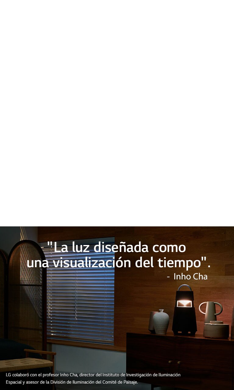 Imagen del XBOOM 360 que se ilumina en una estantería en una habitación oscura. Una copia de "la luz diseñada como una visualización del tiempo" está colocada en la imagen.