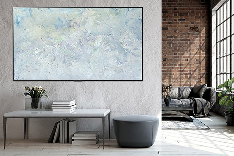 TV en una pared que muestra una imagen de la costa