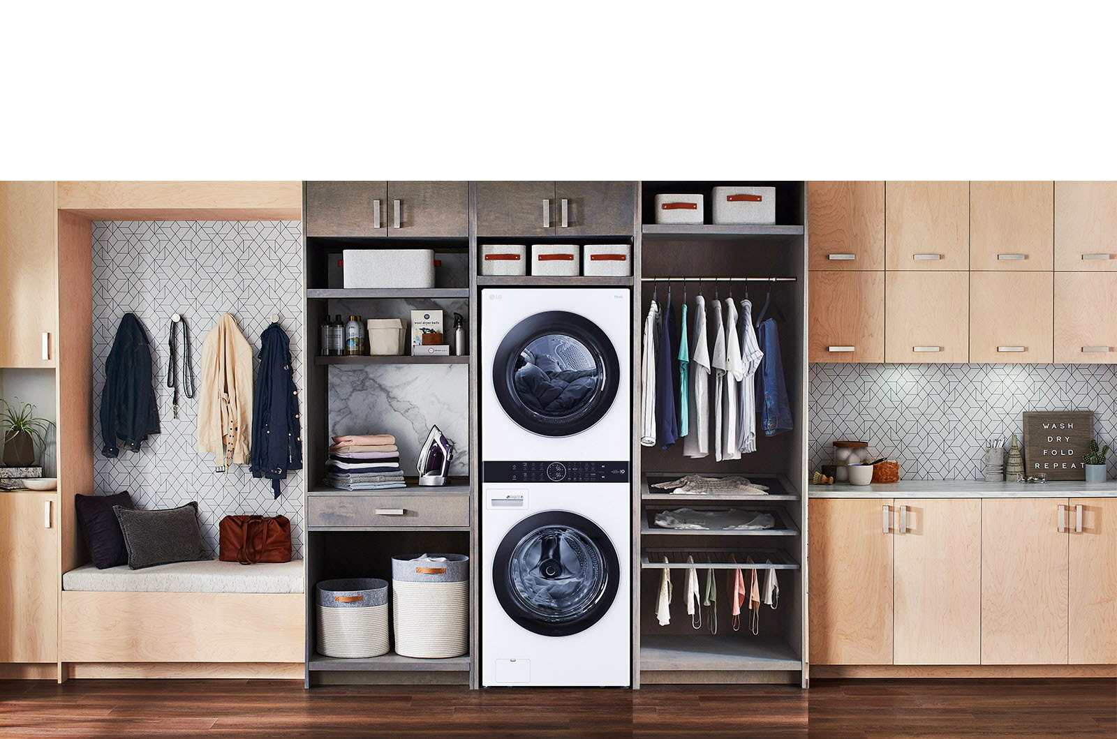 Se instala una torre de lavado LG negra con estantes y una estación de lavado a la izquierda y un armario a la derecha.