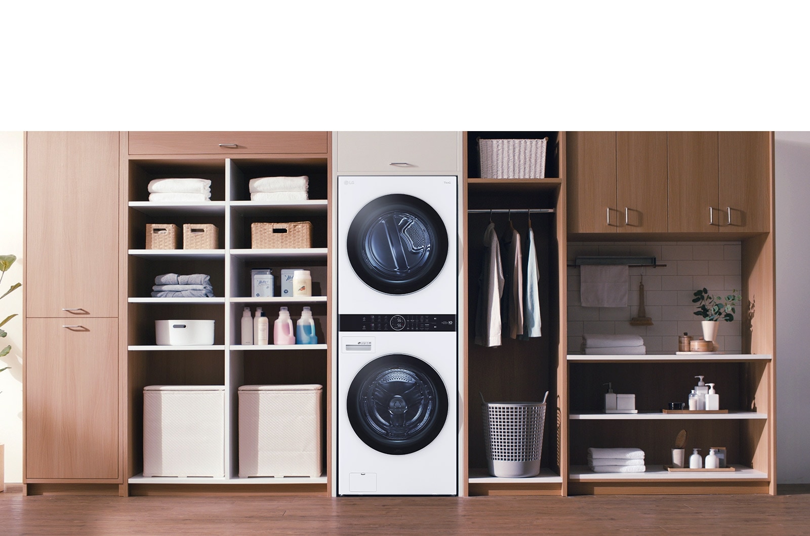 Se instala una torre de lavado LG negra con estantes y un armario en una unidad de pared.
