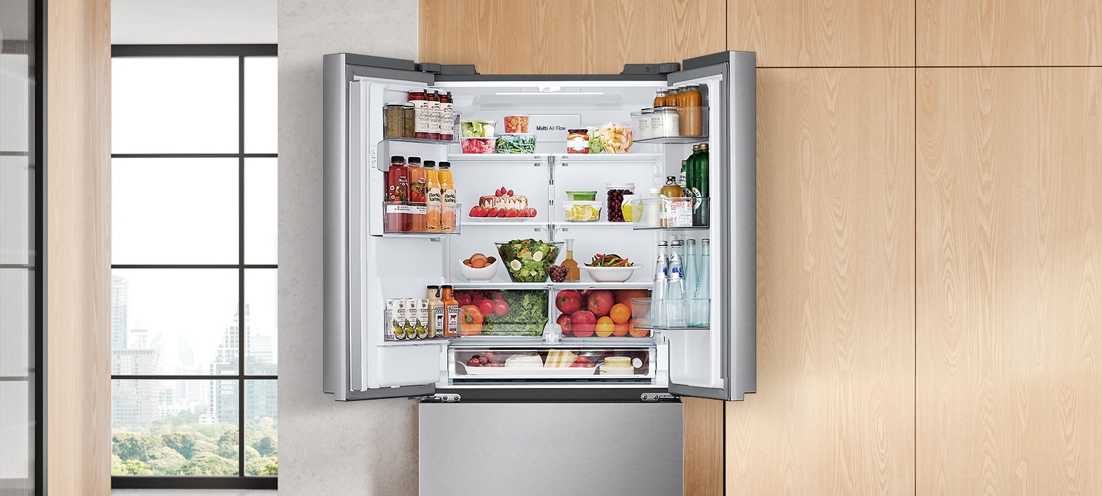 Refrigerador LG de varias puertas completamente abierto en una cocina moderna.
