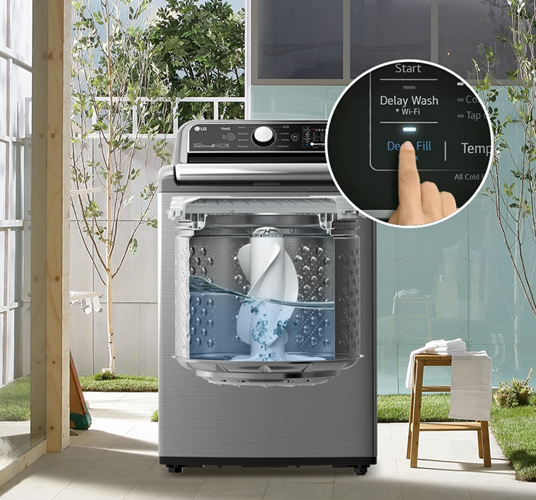 En un espacio soleado, una lavadora transparente muestra el tambor. Una mano presiona 'Llenado extra' y llena el tambor.