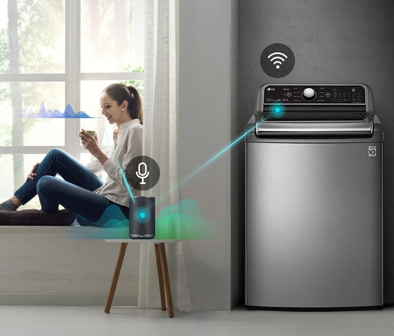 Una mujer habla con una bocina IA que se conecta a la lavadora mediante líneas y ondas de sonido.