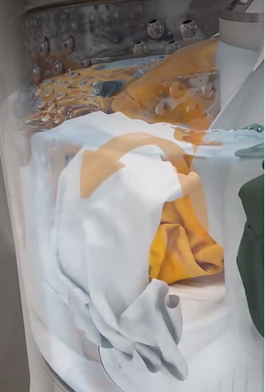 Dos videos están uno al lado del otro con botones individuales de reproducción/pausa en la parte inferior central de cada uno. El video de la izquierda tiene la etiqueta "Up Motion" en la parte superior y muestra con flechas amarillas y ropa en el agua cómo la ropa se mueve hacia afuera, alrededor y hacia arriba en el centro.