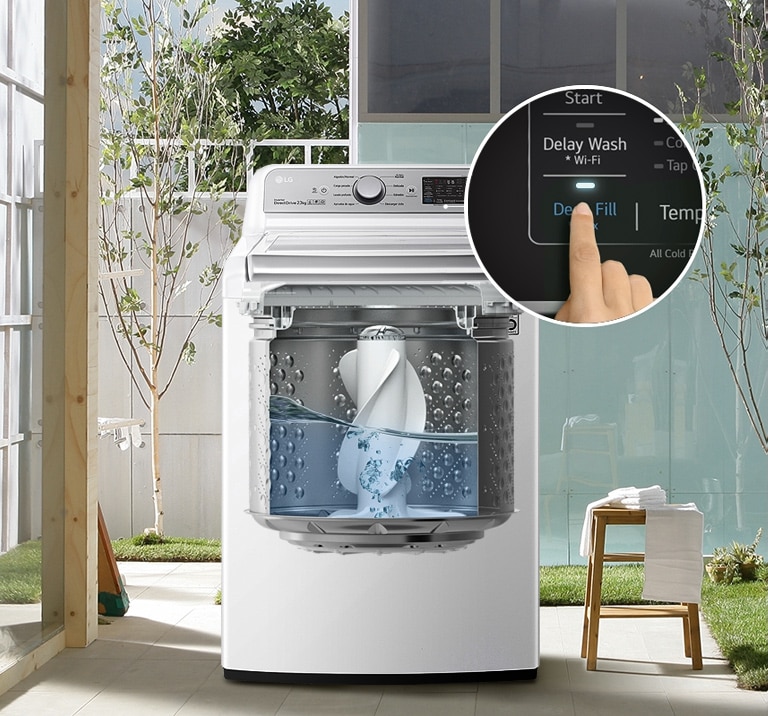 Una lavadora al aire libre muestra el tambor y el agua. Una mano presiona 'Llenado profundo' y el tambor se llena.