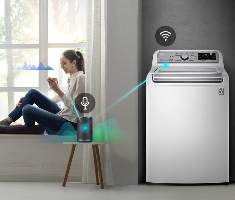 Una mujer habla al altavoz AI, que se conecta a la lavadora mediante líneas y ondas sonoras.