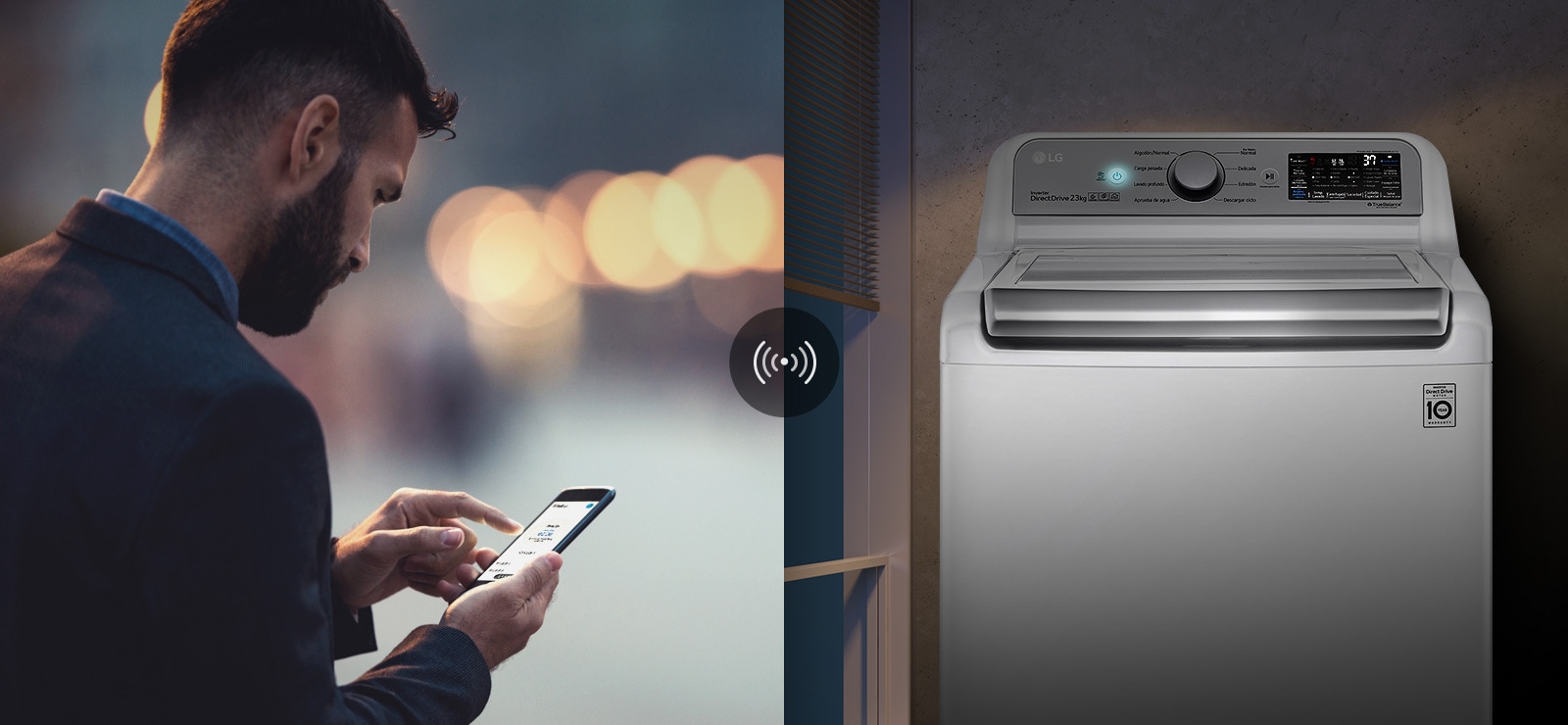 Un hombre controla el estado de la lavadora a través de una aplicación de teléfono móvil.