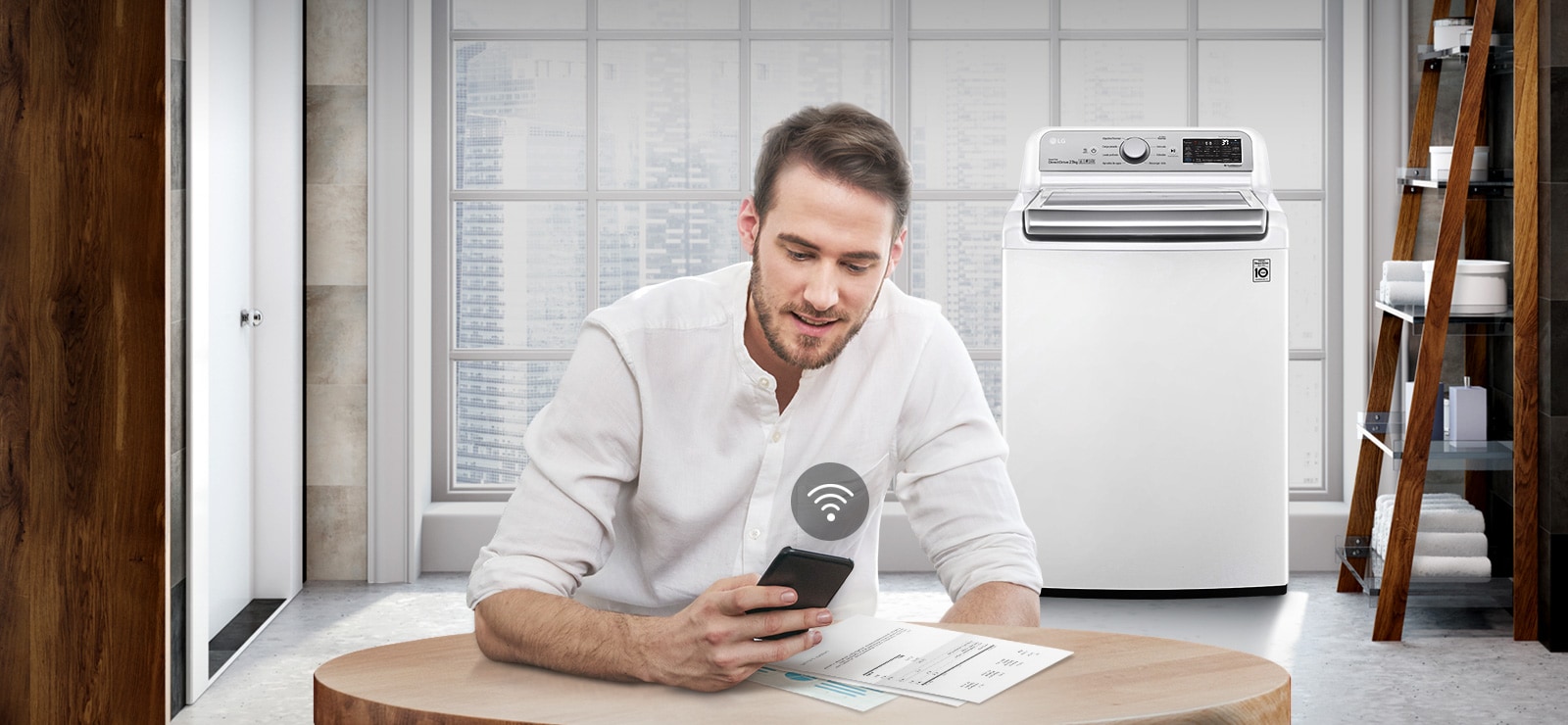 Un hombre controla el estado de la lavadora a través de una aplicación de teléfono móvil.
