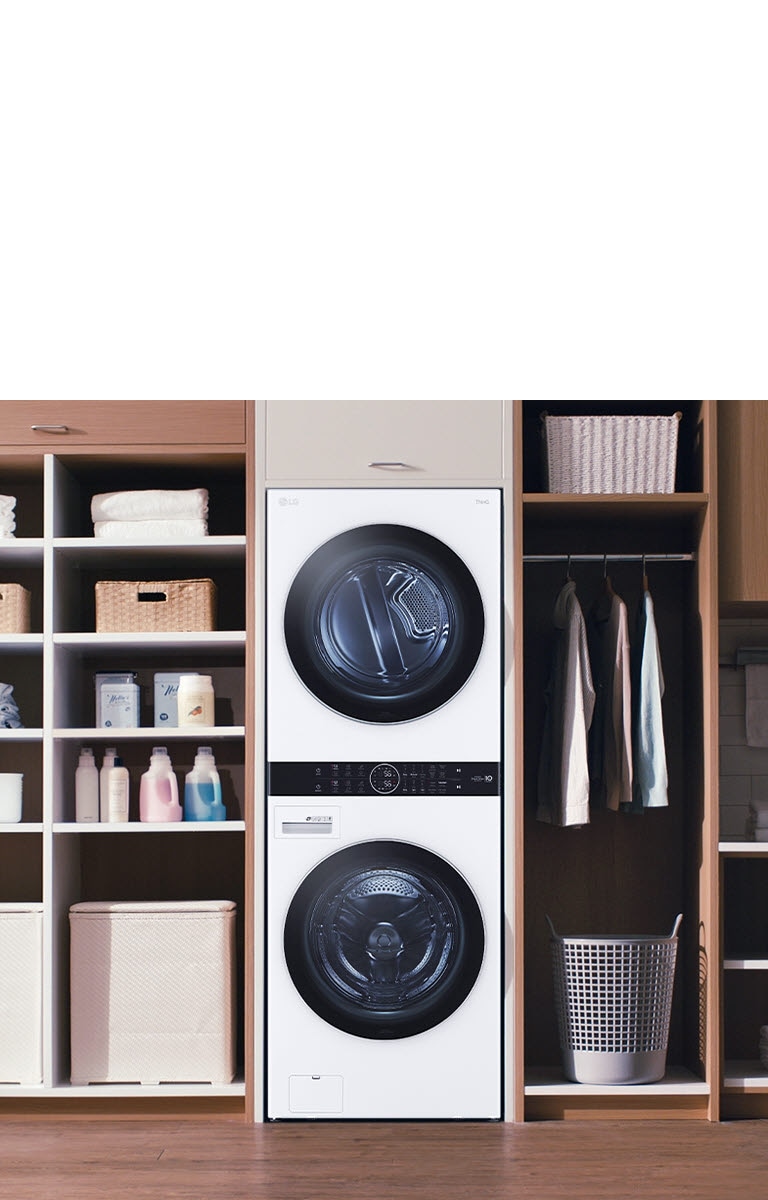 Una Torre de Lavado LG blanca se instala con estanterías y un armario en un módulo de pared.