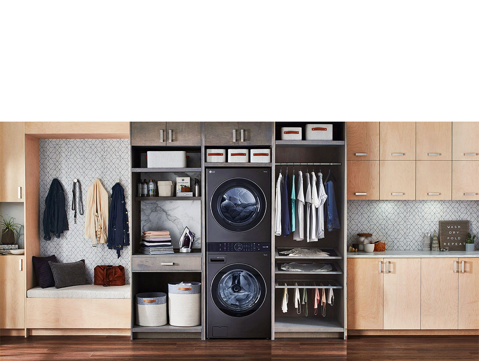 Se instala una Torre de Lavado LG negra con estanterías y una estación de lavado a la izquierda y un armario a la derecha.