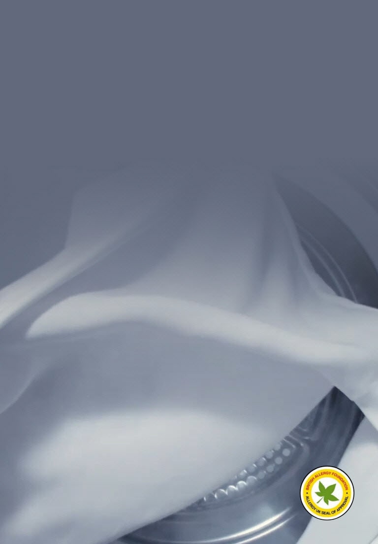 Se ve una prenda blanca con vapor alrededor. El logo certificado libre de alérgenos está en la esquina inferior derecha.