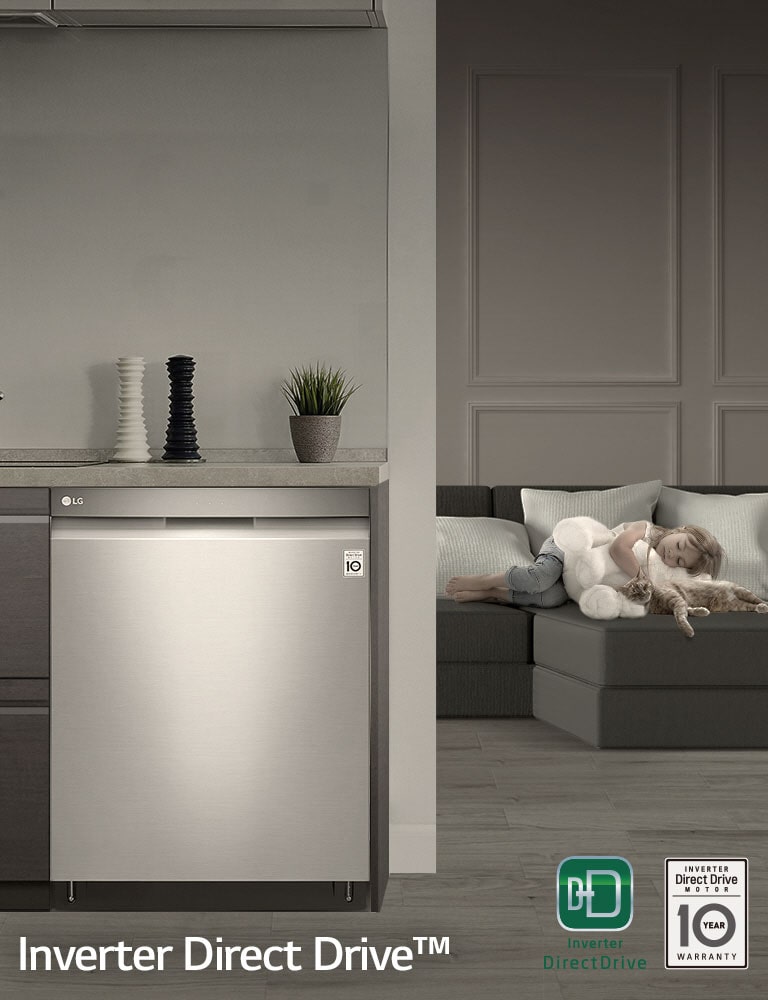 Niña descansando con su peluche y su mascota en el sofá, mientras la lavavajilla LG QuadWash esta trabajando.