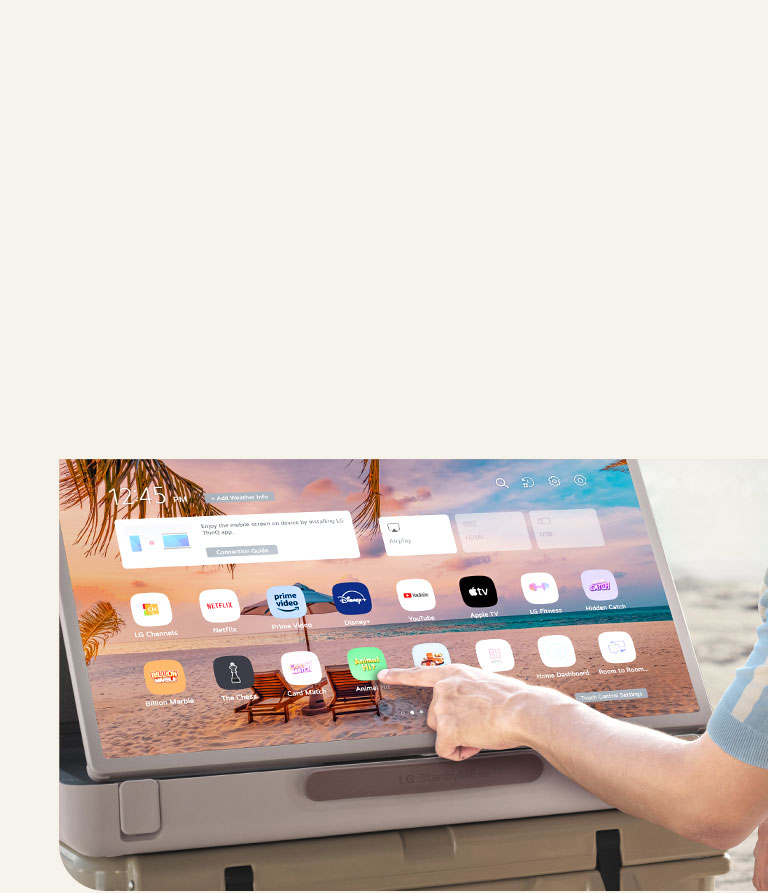 Primer plano de LG StanbyME Go. El producto se coloca sobre una mesa y la pantalla se gira horizontalmente. Una mano toca un icono.