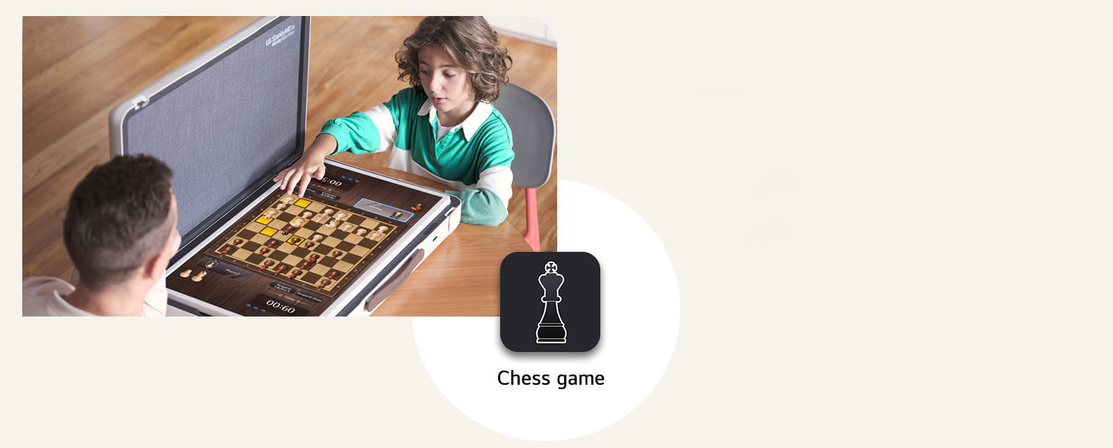 Padre e hijo juegan al ajedrez a través del LG StanbyME Go. En el medio de la imagen, se muestra el icono del juego de ajedrez.