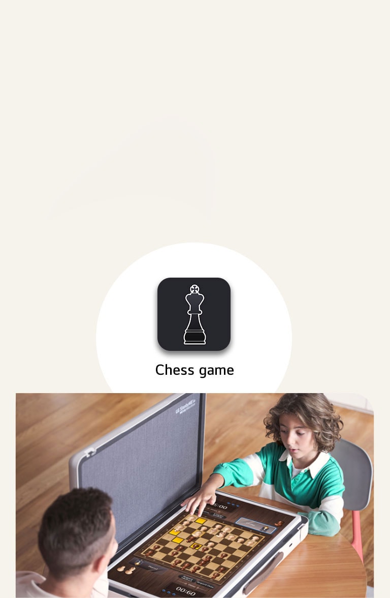 Padre e hijo juegan al ajedrez a través del LG StanbyME Go. En el medio de la imagen, se muestra el icono del juego de ajedrez.