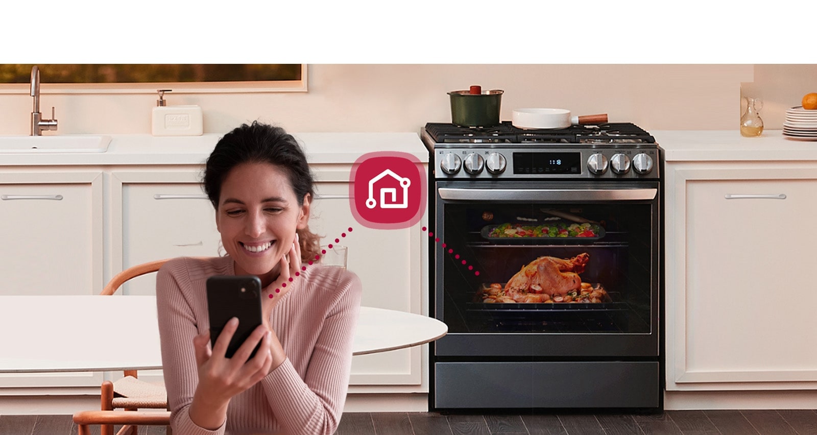 El producto ubicado en la sala de estar se controla de manera remota con el teléfono inteligente