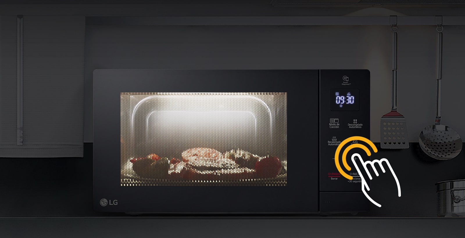 La comida se cocina en el interior con función LED en la cocina donde las luces están apagadas.