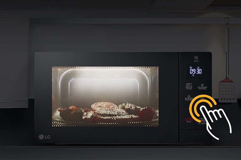 La comida se cocina en el interior con función LED en la cocina donde las luces están apagadas.