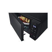 LG Microondas NeoChef™ Slim 1.1p³ 1350W Función Grill Negro, Detail with food, MH7032JAS, thumbnail 9