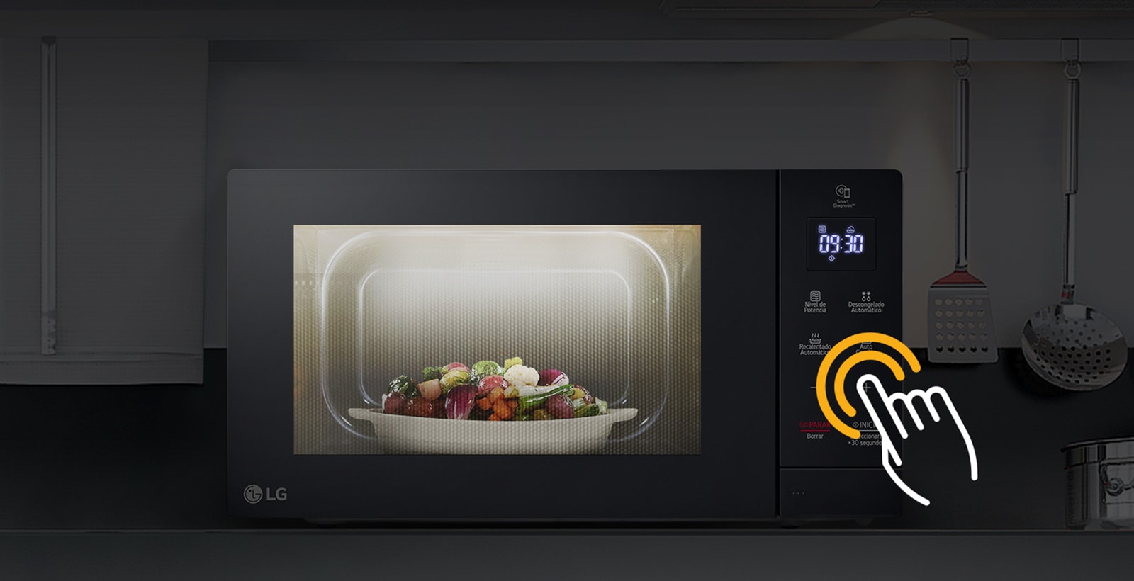 La comida se cocina en el interior con función LED en la cocina donde las luces están apagadas.