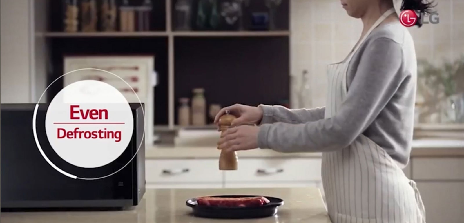 El video muestra que la carne se está descongelando de manera más uniforme con el LG NeoChef en comparación con la otra carne descongelada en un microondas convencional.