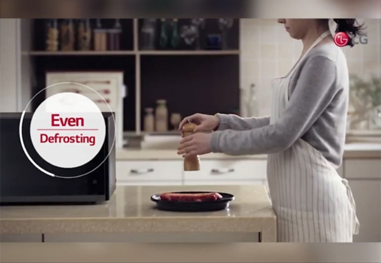 El video muestra que la carne se está descongelando de manera más uniforme con el LG NeoChef en comparación con la otra carne descongelada en un microondas convencional.