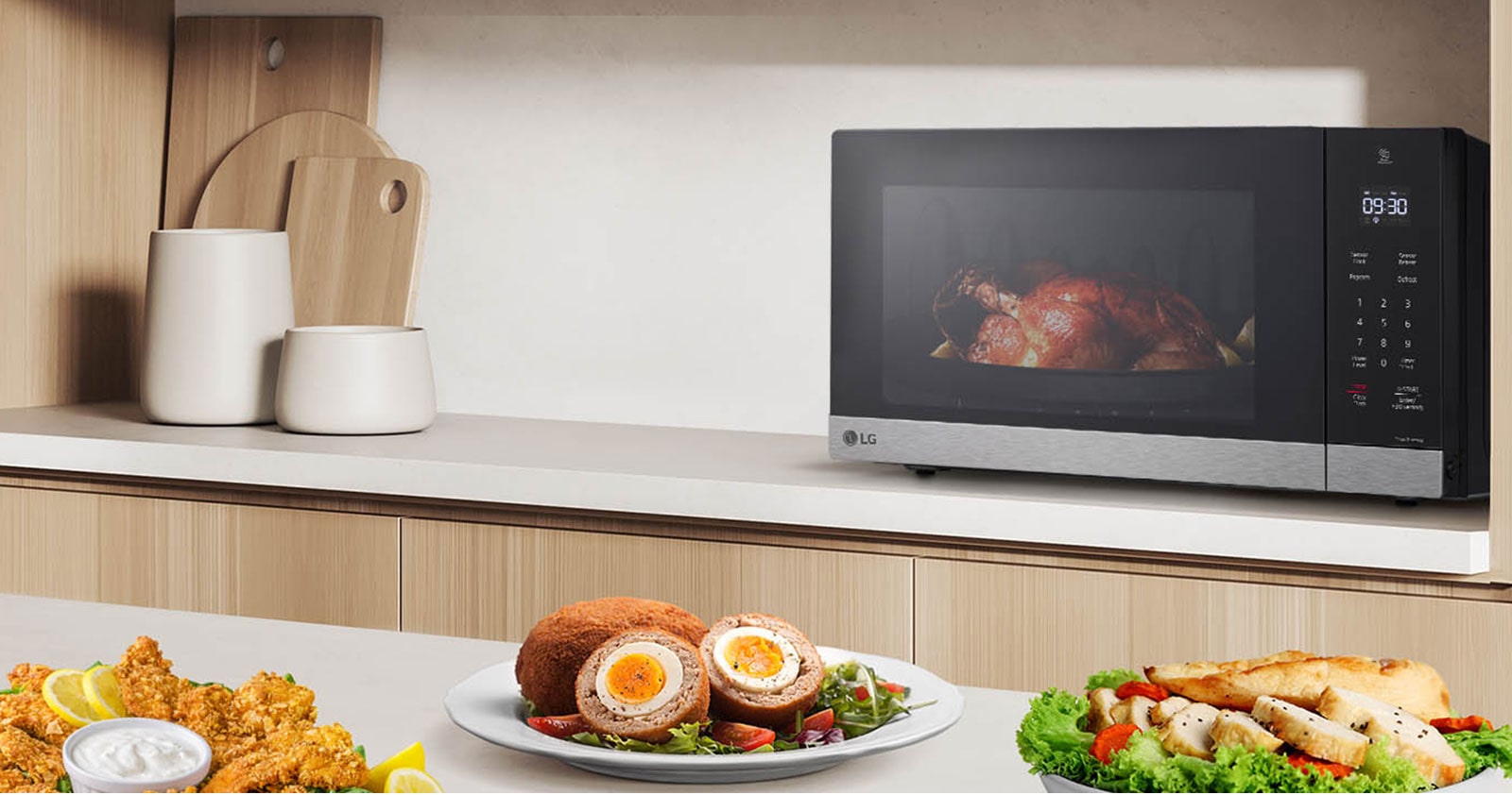 La imagen muestra una variedad de alimentos en la mesa de la cocina, y un pollo rostizado está siendo cocinado por el microondas NeoChef.