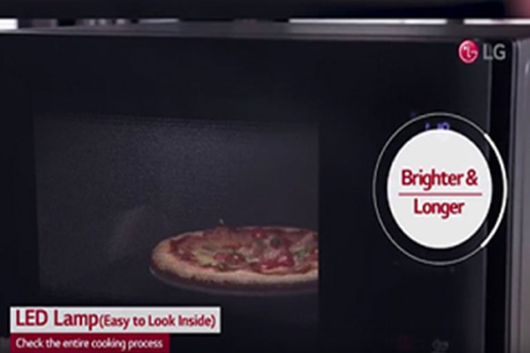 El video muestra una iluminación LED brillante, que es más eficiente en energía que la iluminación tradicional, y te permite revisar fácilmente el progreso de tu comida.