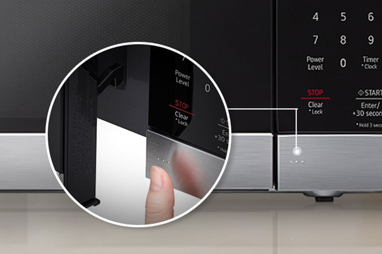 La imagen muestra la cerradura de puerta a prueba de niños con función opcional de apertura en dos etapas para prevenir el acceso no deseado y mejorar la seguridad.