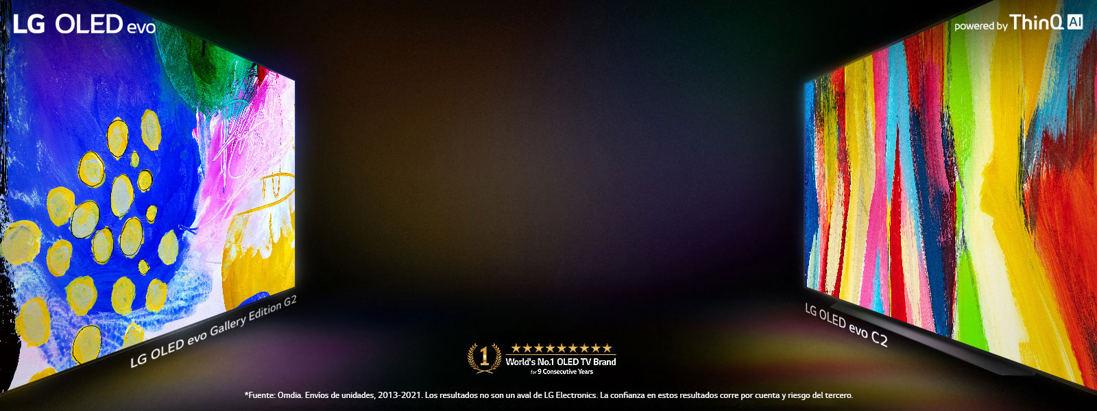 Una vista lateral del LG OLED C2 y del LG OLED G2 Gallery Edition enfrentados en una sala oscura con obras de arte coloridas y brillantes en sus pantallas.