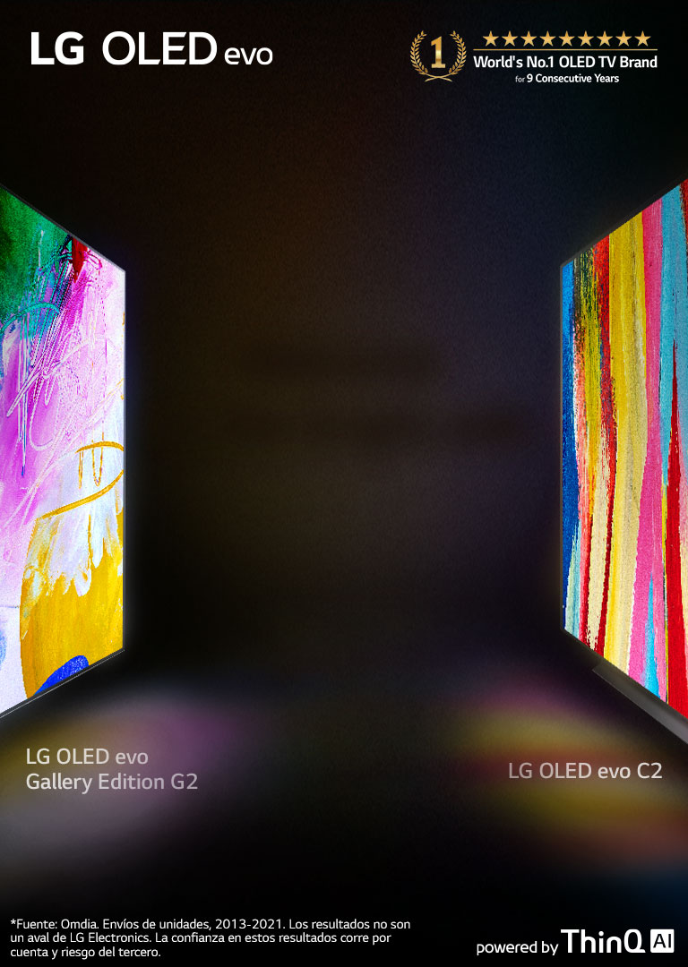 Una vista lateral del LG OLED C2 y del LG OLED G2 Gallery Edition enfrentados en una sala oscura con obras de arte coloridas y brillantes en sus pantallas.  