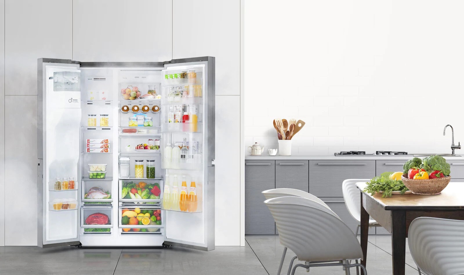 El refrigerador puede verse desde el frente con ambas puertas abiertas y el interior completamente lleno de una ligera niebla que sale indicando que está frío.