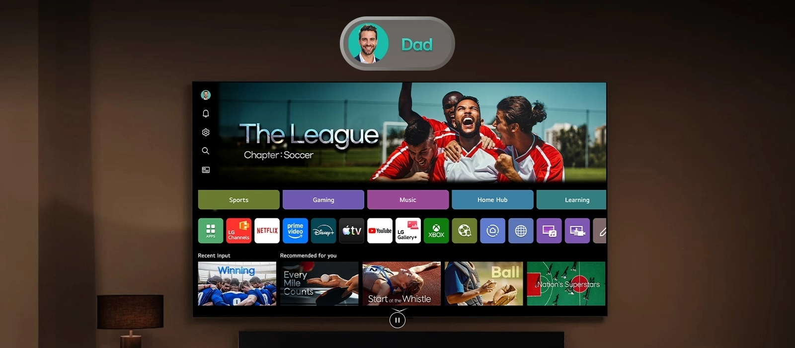LG Smart TV con pantalla de inicio de webOS a la derecha y una imagen de perfil flotante a la izquierda que pasa de papá a mamá, destacando cuentas de usuario personalizadas y recomendaciones de contenido personalizadas.
