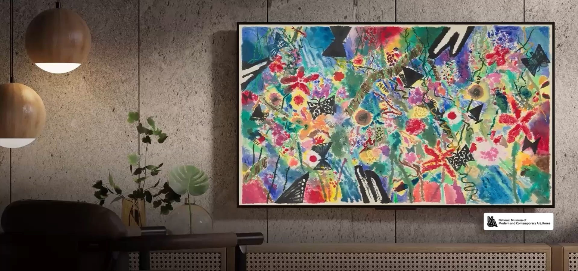 LG Smart TV presenta la aplicación LG Gallery+ con obras de arte enmarcadas giratorias y diversas imágenes que incluyen arte clásico, juegos y animaciones, que ofrecen un estilo de pantalla personalizado para la decoración del hogar.