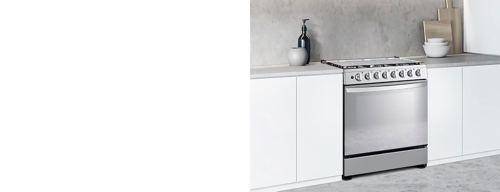 El horno se mezcla armoniosamente con el interior de la cocina que lo rodea, y la puerta de espejo refleja el entorno.