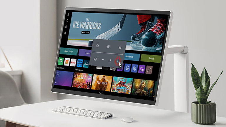 La pantalla del LG Smart Monitor Swing muestra la interfaz de webOS, y el volumen está siendo subido