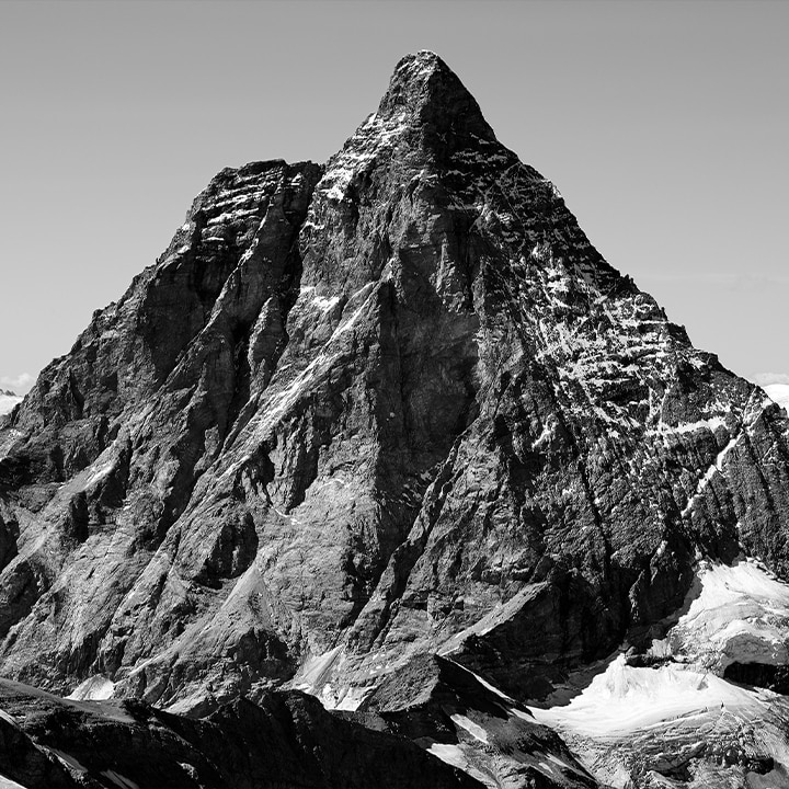 Una imagen en blanco y negro de una montaña con una relación de contraste de 1000:1 para mostrar su expresión de color negro en comparación con la relación de contraste de 2000:1.