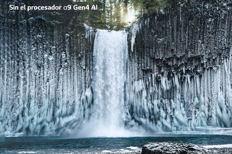 Comparación de la calidad de la imagen de una cascada congelada en un bosque.