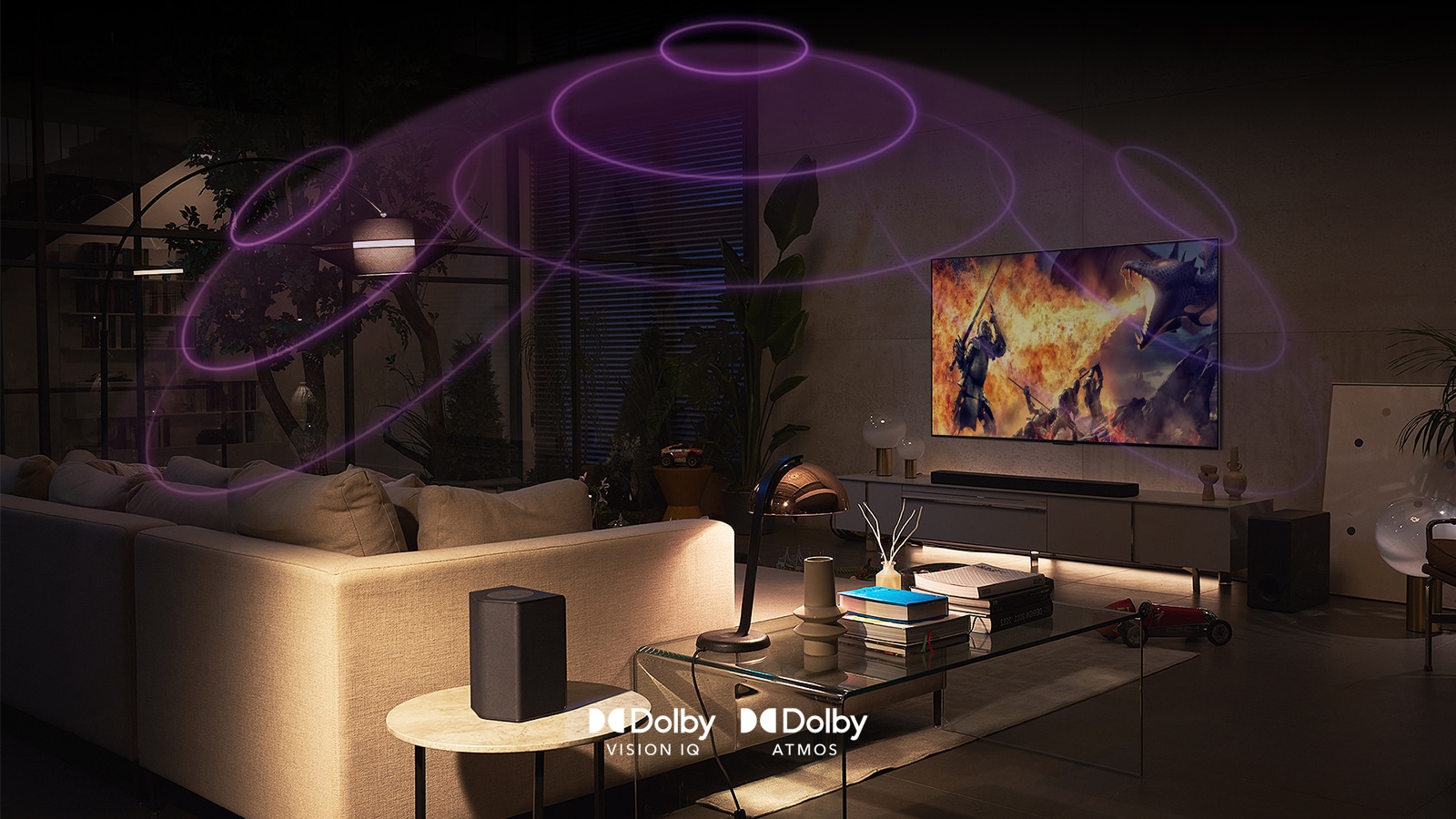 Los logos de Dolby Vision IQ y Atmos están distribuidos horizontalmente. Debajo de los logos, un padre y un hijo están sentados en el sofá viendo un programa de TV en el que una chica sujeta un mineral en el centro de un fondo negro y naranja.