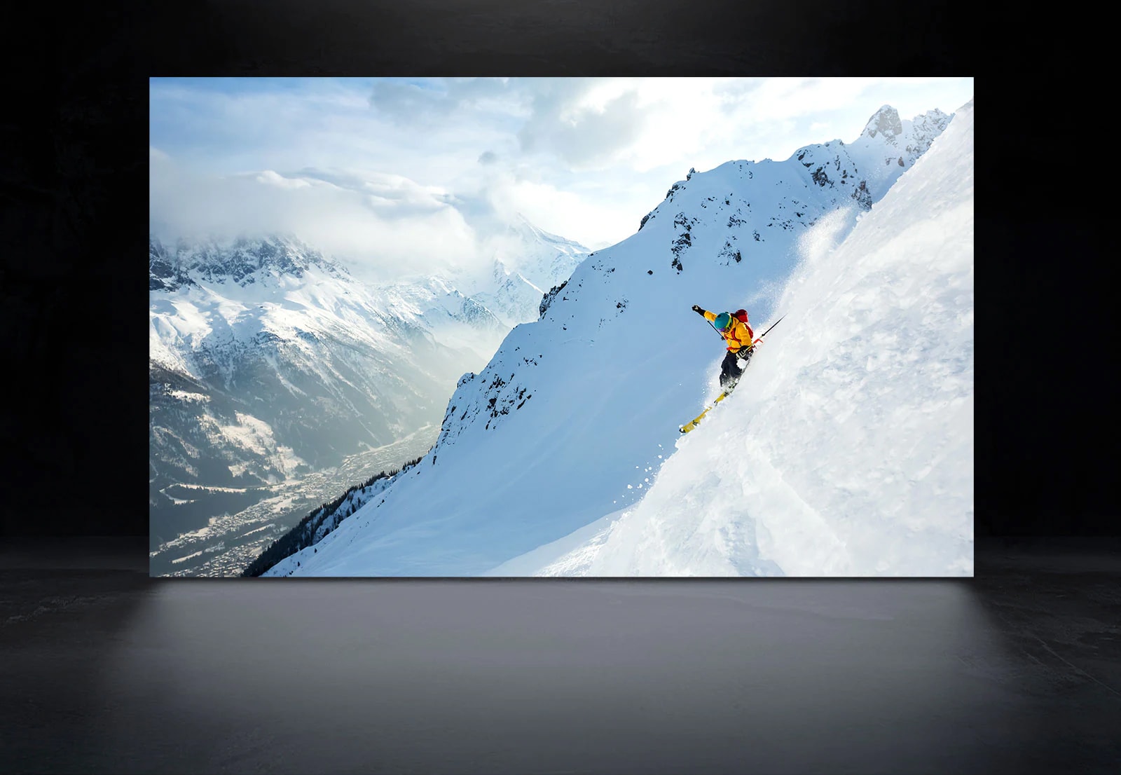 Una pantalla de TV muestra la escena de un hombre esquiando en unas montañas nevadas tanto en el LG OLED como en el LG OLED evo para expresar la diferencia de brillo y nitidez de la imagen. (reproducir el vídeo)